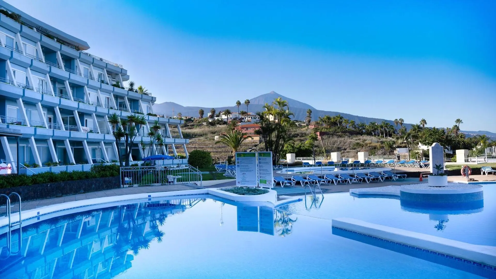 Coral La Quinta Park Suites location